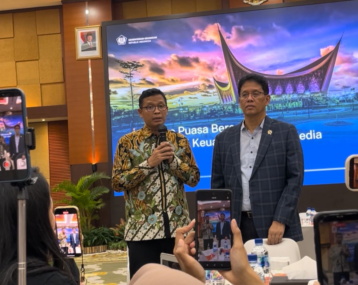 Ilustrasi Wajib Pajak mengecek SPT Tahunan PPh Orang Pribadi di sistem Coretax dengan status kurang bayar dan melakukan verifikasi data penghasilan serta bukti potong pajak.